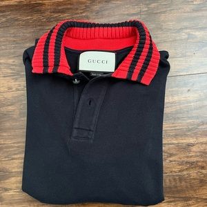 Great condition Gucci polo with distinct red collar